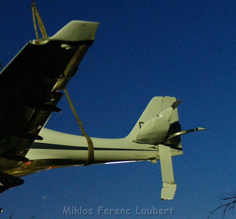 BF Koeln Kleinflugzeug in Koeln Flittard abgestuerzt  P50.JPG